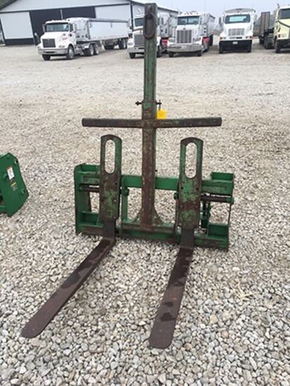JD 700 Series 48 in. Pallet Fork w/ extendable boom