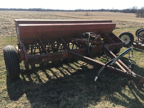 IH 16 hole, 7in spacings, double disc drill, like new 9.5L-14 tires