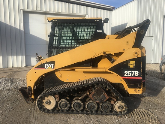 2004 CAT 257B skid steer, tracks, cab, joystick control, sells complete with material bucket