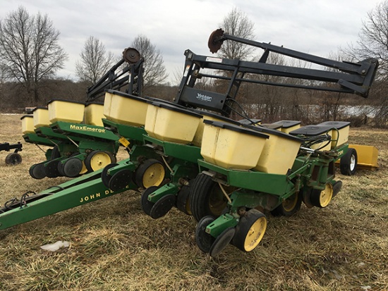 JD 7000 MaxEmerge 12RW, 30in planter, front fold, Yetter Markers, S#082231