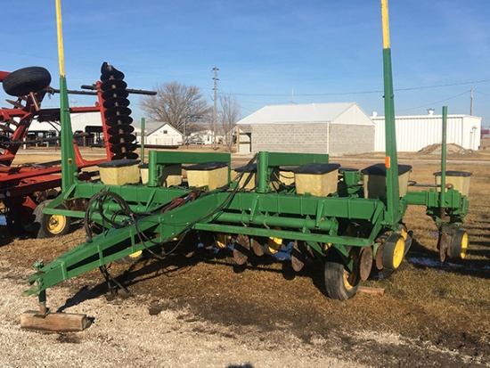 JD 7000 Planter
