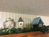 Collection of birdhouses and dÅ½cor as shown