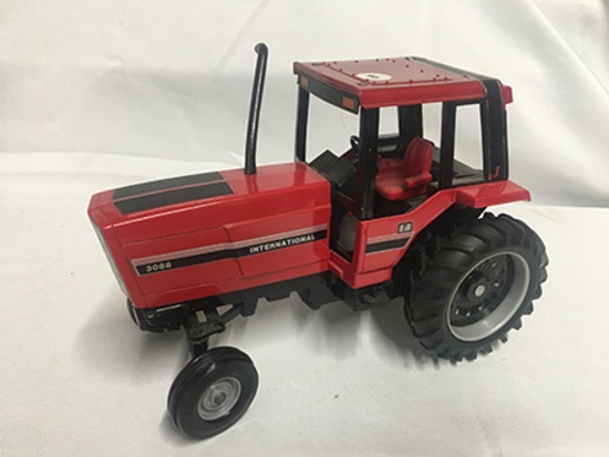 Ertl 1/16 Scale, Case International 3088 Tractor