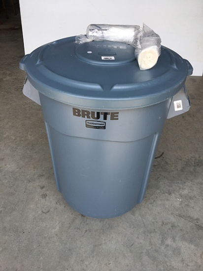 Rubbermaid Commercial Grade Brute Trash Can on Castors