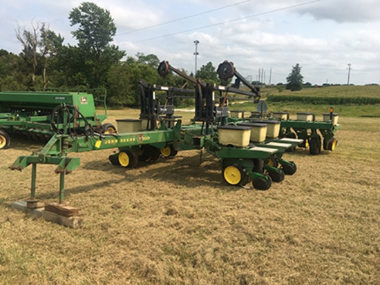 JD 7000 Planter, 12 Row, 30in Spacing, Hydraulic Front Fold