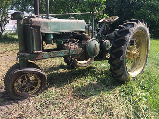 JD B Tractor