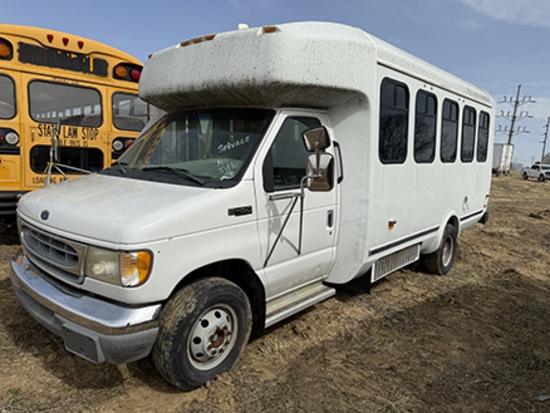 Salvage 2000 Ford E-450 15 Passenger, Handicap Lift, not running, reads 104,203 miles