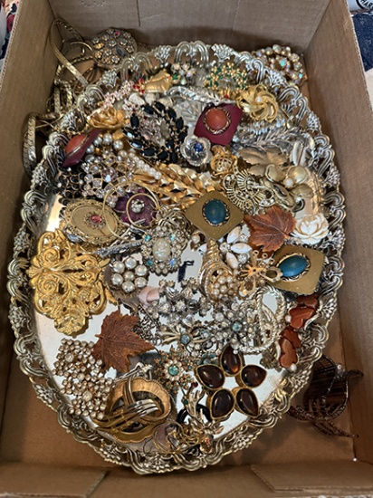 Costume Jewelry w/Dressor Mirror