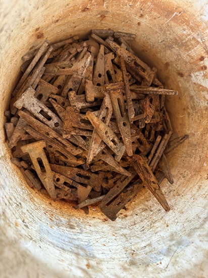Symons Steel-Ply Standard Wedge Bolts, Approx. 1/4 to 1/3 Bucket