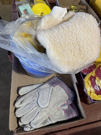 2 pr. Leather Gloves, Bucket, Sponges