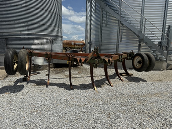 JD 3 pt. 7 Shank V-Ripper, Dual Gauge Wheels, Ser# 075357-0170