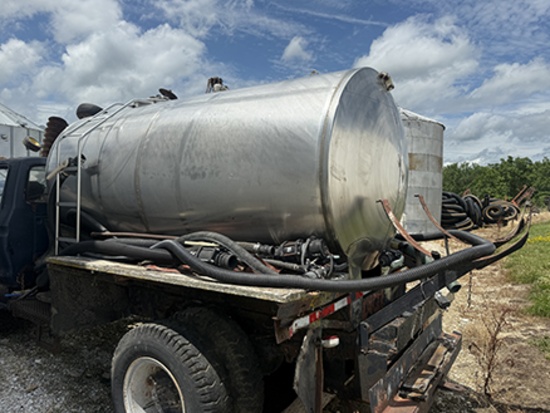 1500 gal. Stainless Steel (H20) Tank, Hoses, on Salvage F700 Truck, NO Title