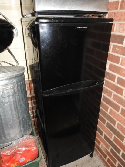 Black frigidaire fridge freezer combo