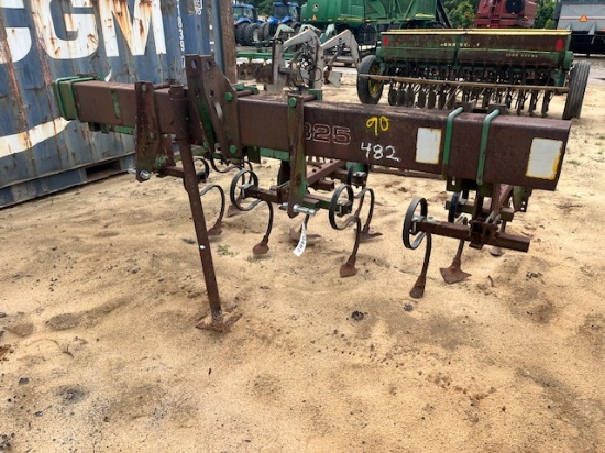 John Deere 825 2RW Cultivator