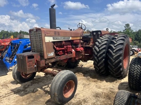 IH Farmall 856 Tractor