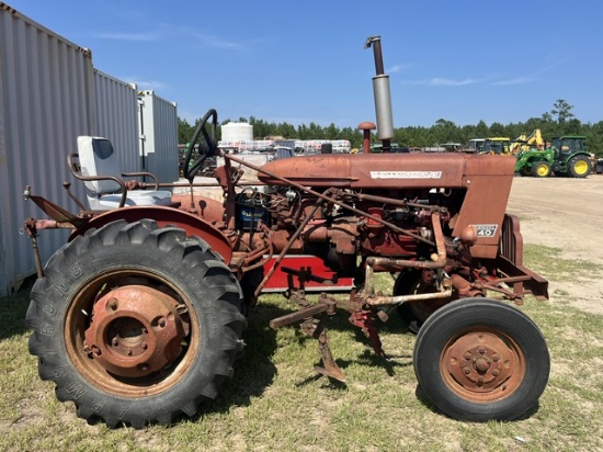 IH Farmall 140 Tractor