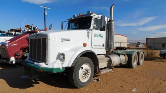 Located in YARD 6 - Midland, TX (Greenwood) (8262) 2004 KENWORTH T800 T/A DAY CA