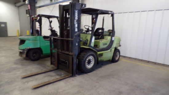 Located in YARD 5 - Mill Hall, PA -  (P3-B) (SUB-027) CLARK 6300# FORKLIFT W/ SI