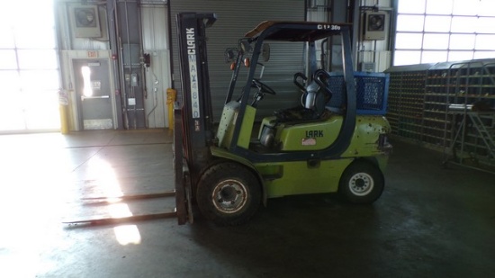 Located in YARD 5 - Mill Hall, PA -  (P-2) (SUB-026) CLARK 10,000# FORKLIFT SN#C