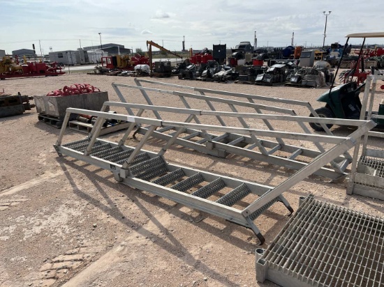 11'EXTENDABLE ALUMINUM RIG LADDER W/ PLATFORM