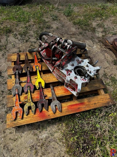 HYD. ROD TONGS W/ (10) BACK UPS