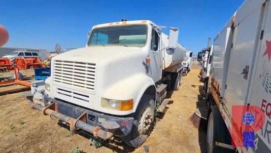 4,000 GALLON INTERNATIONAL T/A WATER TRUCK