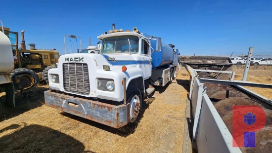 MACK T/A BOBTAIL LUBESTER / OIL DELIVERY TRUCK