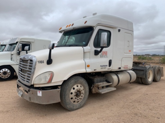 2010 Freightliner Cascadia Sleeper Truck