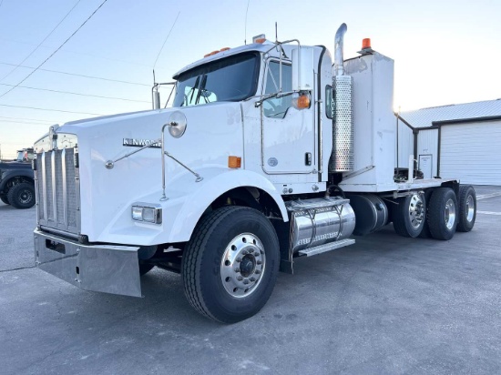 2016 KENWORTH T8OO TRI-AXLE DAY CAB TRUCK TRACTOR