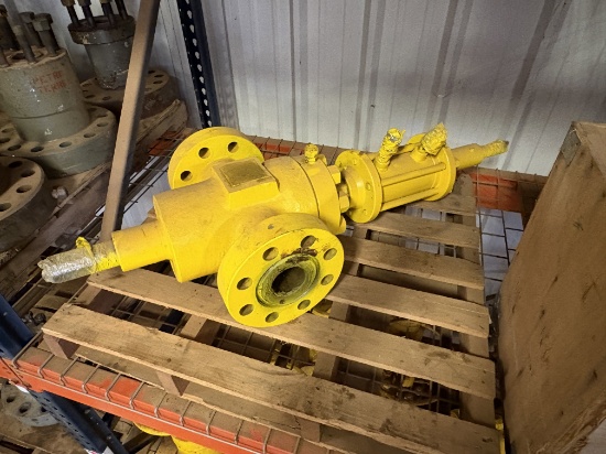 3 10K hydraulic gate valve & box of valve stem protectors