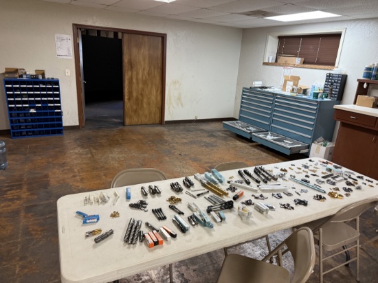 LOT W/ (200+) UNUSED EXPENDABLE MACHINING TOOLS INCLUDES (2) LISTA 8-DRAWER ROLLING TOOLBOXES, TABLE