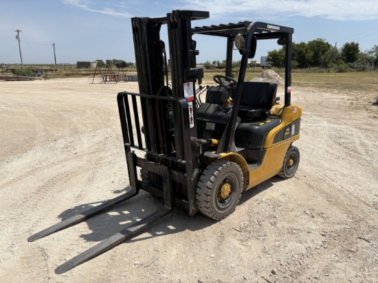 2005 Caterpillar P5000 5,000lbs forklift