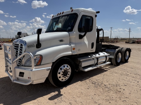 2009 Freightliner Cascadia T/A Daycab Winch Truck