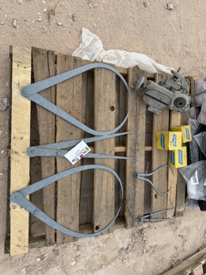 PALLET W/ 4-CALIPERS, 1-DIVIDER, 1-360 DEG. RADIAL GRINDER ATTACHMENTS, 3-BOXES NORTON GRINDING WHEE