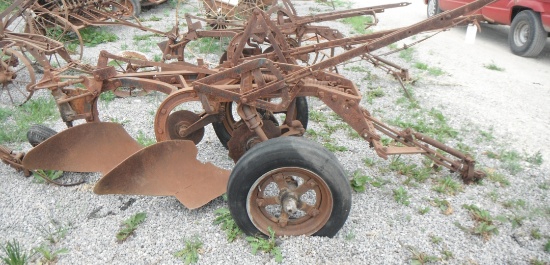 IH 2x Pull Plow on Rubber