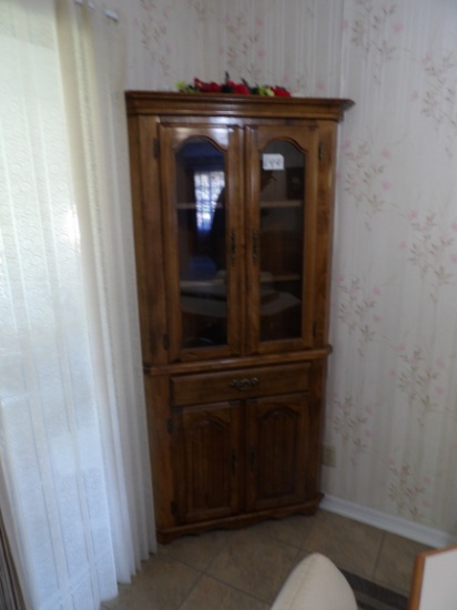 Corner Hutch