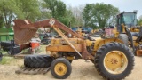 IH 2424 Diesel Loader Tractor