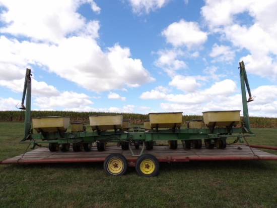 JD 7000 8RW Planter