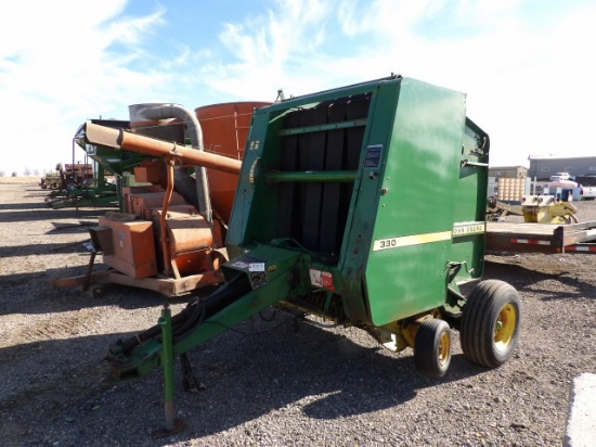 JD 330 Round Baler
