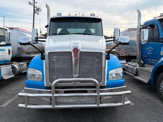2017 Kenworth T880 Truck, VIN # 1XKZDP9X1HJ175548