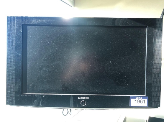Samsung 32" Flatscreen Televison w/ Wall Mount.