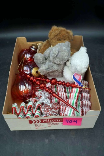 Teddy bears, Christmas ornaments.