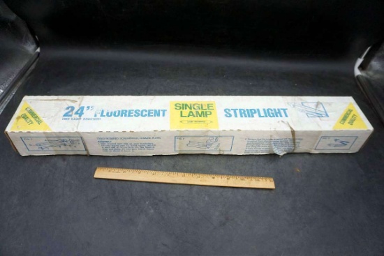 Fluorescent light fixture.