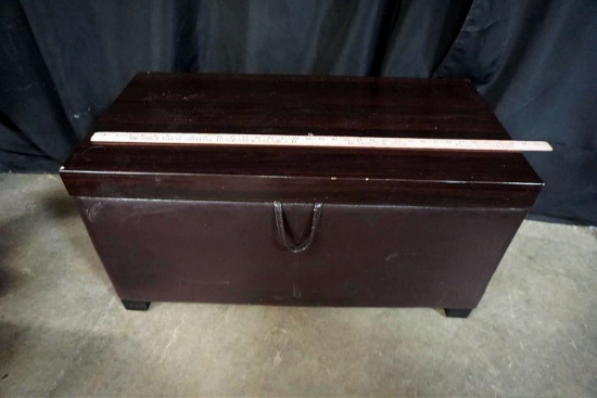 Brown Ottoman/Coffee Table w/ liftable lid for storage