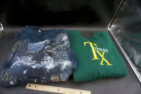 2 T-Shirts