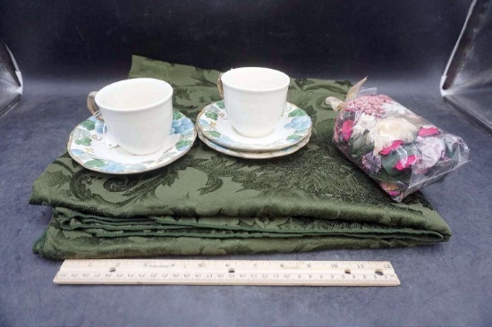 Tablecloth, cup & Saucer
