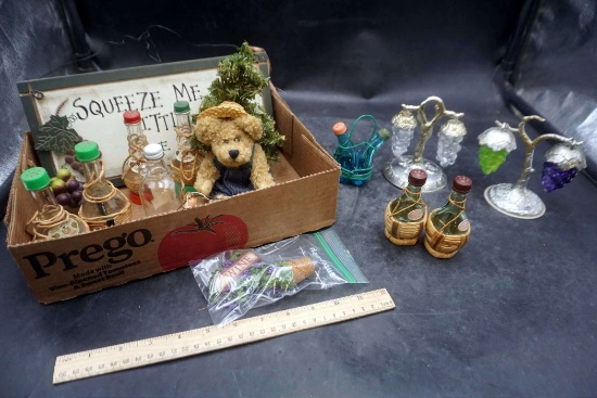 Assorted Shakers, Bear Animal & Wooden Sign