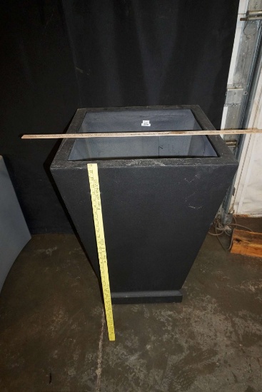 Campania Black Planter (Yardsticks Used To Measure)