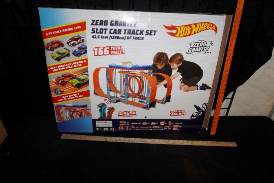Hot Wheel Zero Gravity Slot Car Track Set