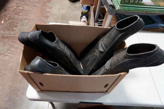 2 Pairs Of Swimming Flippers